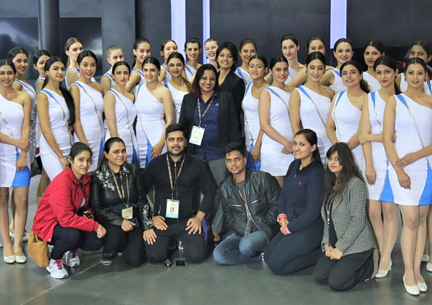 female anchors in delhi, India