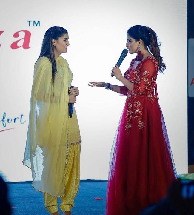 female anchors in delhi, India