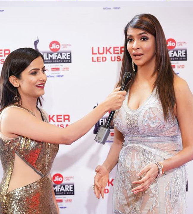 female anchors in delhi, India