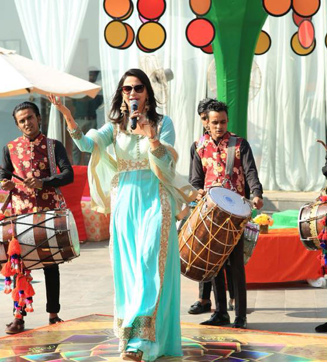 female anchors in delhi, India